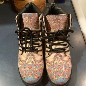 Adorable Ladies Hiking Boots NWT